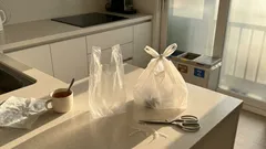 손잡이 없는 쓰레기봉투, 가위 10초면 매듭이 쉬워지는 방법